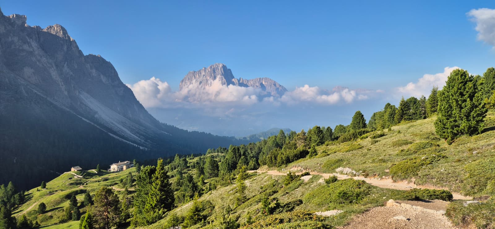 Wanderweg und Dolomitenpanorama in S&uuml;dtirol